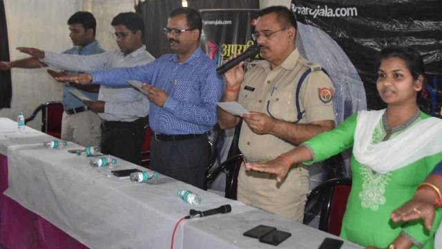 मनचलों से न डरें, न छुपाएं, पुलिस है दोस्त, उसे बताएं- एसपी सिटी विनय सिंह