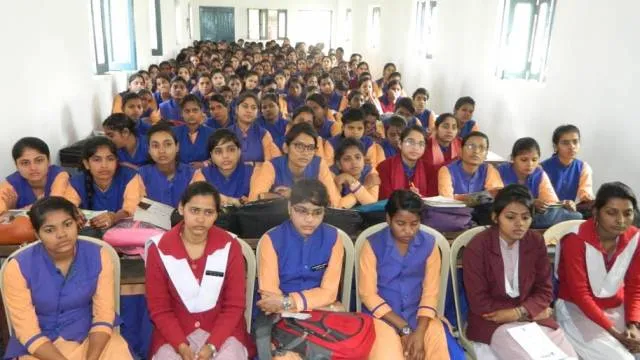 पीडीडीयू नगर के विक्रम सिंह कन्या पीजी कॉलेज में हुई पुलिस की पाठशाला