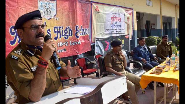 आजमगढ़ के सेंट जेवियर्स हाईस्कूल में हुई पुलिस की पाठशाला
