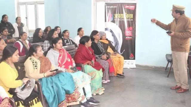 पुलिस की चौपाल में पढ़ा डायल 100 का पाठ  