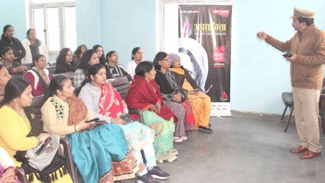 चंदौली के रघुनाथ सिंह बालिका इंटर कॉलेज में हुई पुलिस की पाठशाला