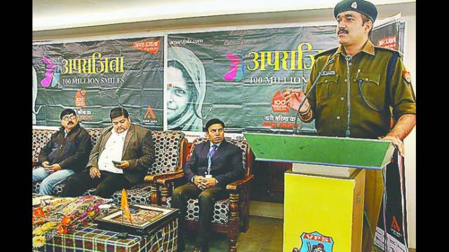 अपराजिता के तहत वाराणसी पब्लिक स्कूल में हुई पुलिस की पाठशाला।