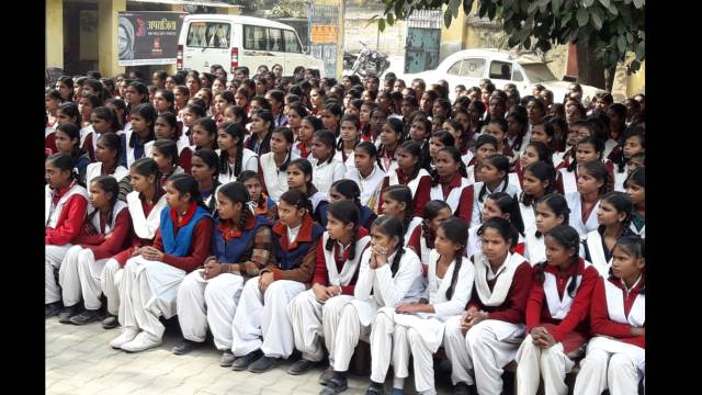 भदोही के जिला पंचायत बालिका इंटर कॉलेज में हुई पुलिस की पाठशाला।