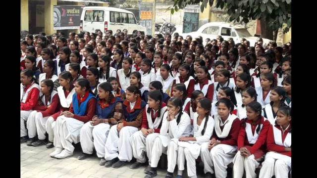 भदोही के जिला पंचायत बालिका इंटर कॉलेज में हुई पुलिस की पाठशाला।