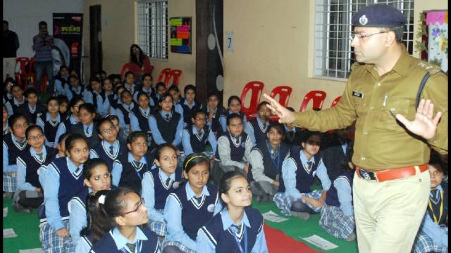 शामली के सिल्वर बेल्स स्कूल में हुई पुलिस की पाठशाला।