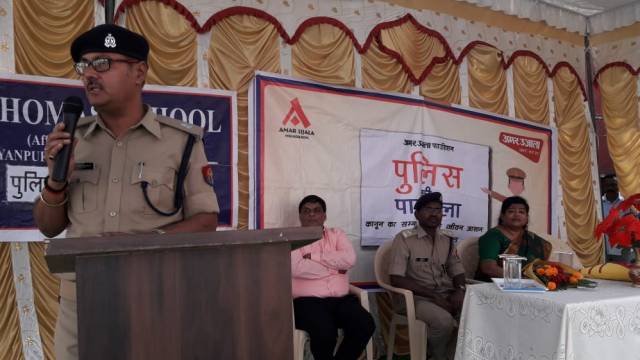 भदोही के ज्ञानपुर स्थित सेंट थॉमस स्कूल में हुई पुलिस की पाठशाला।