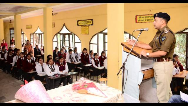 ऊना के एस.एस.आर.वी.एम. सीनियर सेकेंडरी स्कूल में हुई पुलिस की पाठशालाl