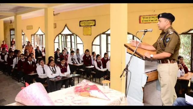 ऊना के एस.एस.आर.वी.एम. सीनियर सेकेंडरी स्कूल में हुई पुलिस की पाठशालाl