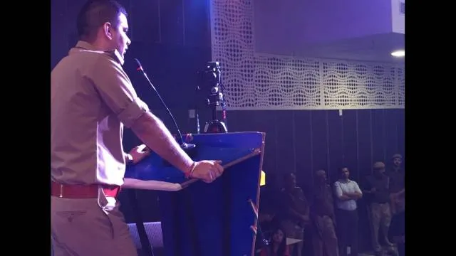 ग्रेटर नोएडा के सिग्मा वन स्थित होली पब्लिक स्कूल में हुई पुलिस की पाठशाला।