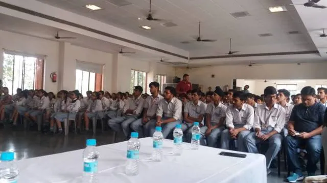 गाजियाबाद के केडीबी पब्लिक स्कूल में हुई पुलिस की पाठशाला।