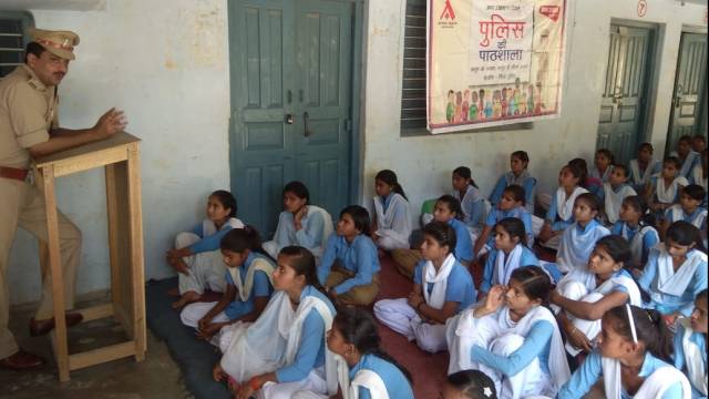 एटा के सर्वोदय इंटर कॉलेज में हुई पुलिस की पाठशाला।