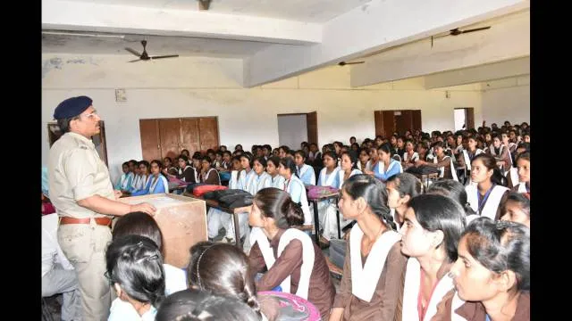 लालगंज के सरस्वती विद्या मंदिर में हुई पुलिस की पाठशाला।