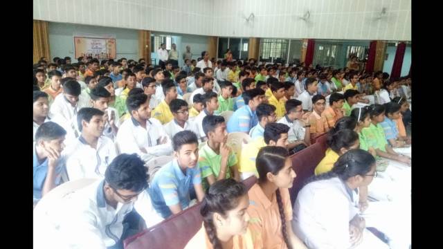 मेरठ के सिटी वोकेशनल पब्लिक स्कूल में हुई पुलिस की पाठशाला।