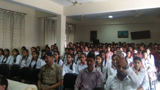 हिमांचल के हमीरपुर पब्लिक स्कूल में हुई पुलिस की पाठशाला।