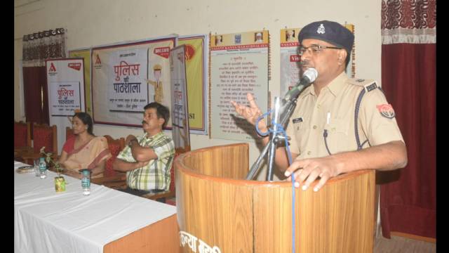 वाराणसी के वसंत कन्या महाविद्यालय में पुलिस की पाठशाला।
