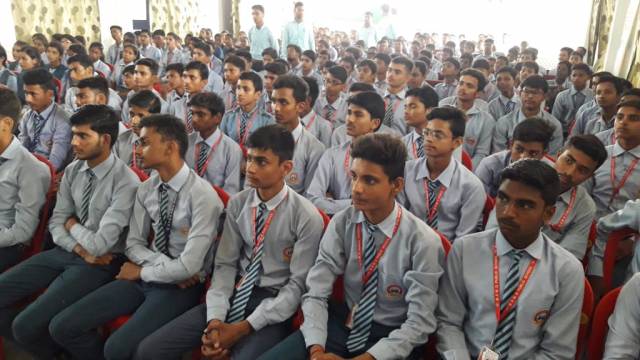 भदोही के बीपीएमजी पब्लिक स्कूल में हुई पुलिस की पाठशाला।