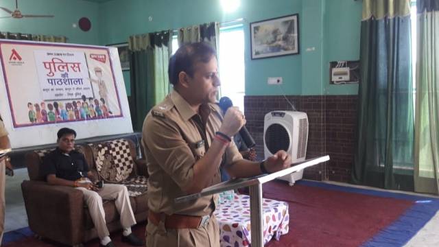 एटा के डॉ. लोकमन दास पब्लिक स्कूल में हुई पुलिस की पाठशाला।