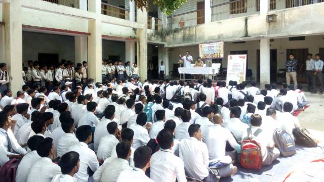 गोरखपुर के महात्मा गाँधी इंटर कॉलेज में हुई पुलिस की पाठशाला।