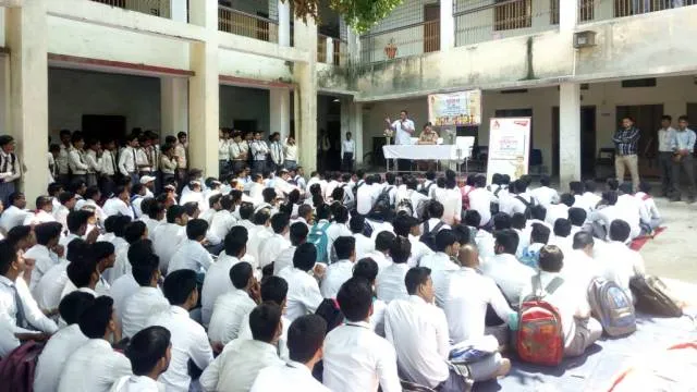 गोरखपुर के महात्मा गाँधी इंटर कॉलेज में हुई पुलिस की पाठशाला।