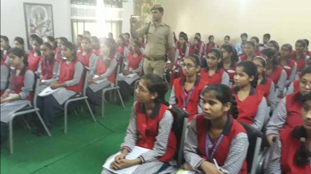 फिरोजाबाद के आईवी इंटरनेशनल स्कूल में हुई पुलिस की पाठशाला।