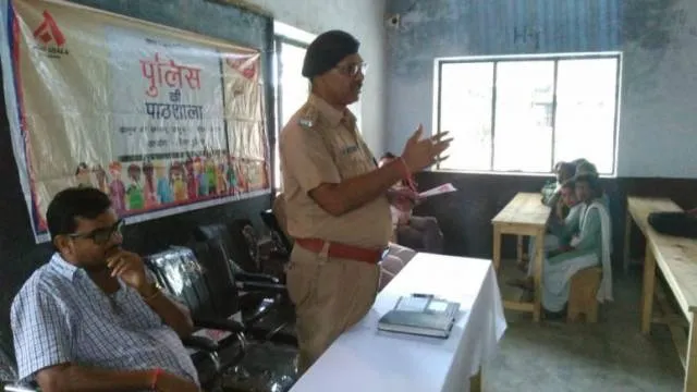 इटावा के होली प्वाइंट स्कूल में हुई पुलिस की पाठशाला।