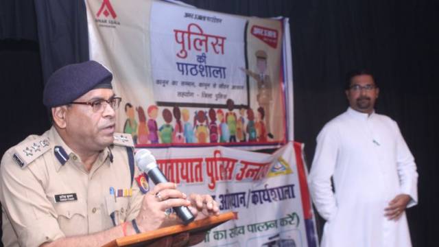 उन्नाव के सेंट लारेंस स्कूल में हुई पुलिस की पाठशाला।