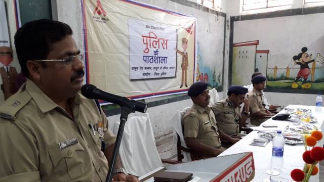 आजमगढ़ के प्रतिभा निकेतन स्कूल में हुई पुलिस की पाठशाला।
