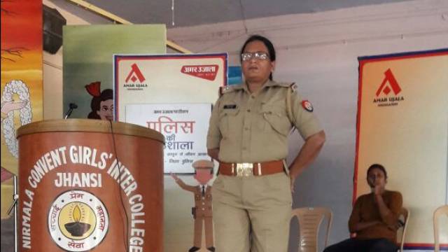 झांसी के निर्मला कॉन्वेंट गर्ल्स इंटर कॉलेज में हुई पुलिस की पाठशाला।