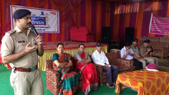 हल्द्वानी के तल्ली बमौरी स्थित शिव पार्वती बैंक्वेट हॉल में हुई पुलिस की चौपाल।