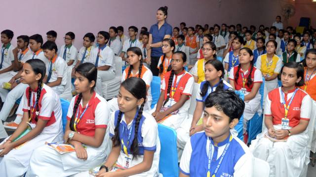 गाजियाबाद के विद्या बाल भवन स्कूल में हुई पुलिस की पाठशाला।