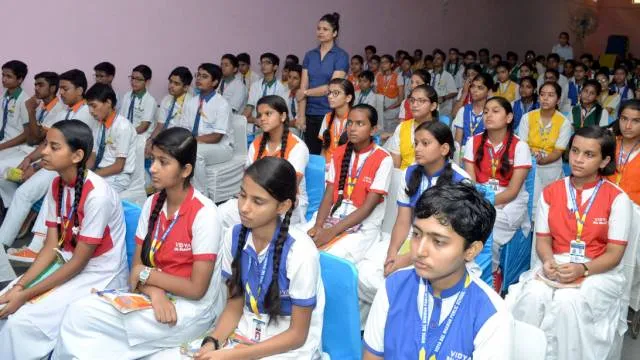 गाजियाबाद के विद्या बाल भवन स्कूल में हुई पुलिस की पाठशाला।