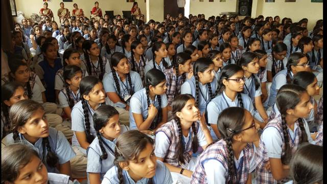 मथुरा के सरस्वती बालिका विद्या मंदिर में हुई पुलिस की पाठशाला।