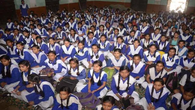 इलाहाबाद के आर्य कन्या इंटर कॉलेज में हुई पुलिस की पाठशाला।