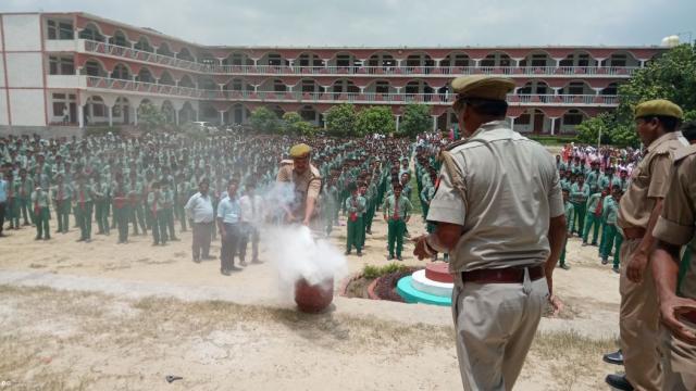 मऊ के लिटिल फ्लावर चिल्ड्रन स्कूल में हुई पुलिस की पाठशाला।