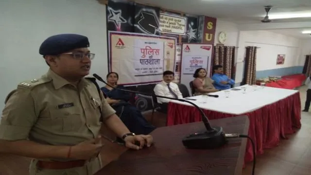 वाराणसी के डालिम्स सनबीम रोहनिया स्कूल में हुई पुलिस की पाठशाला।