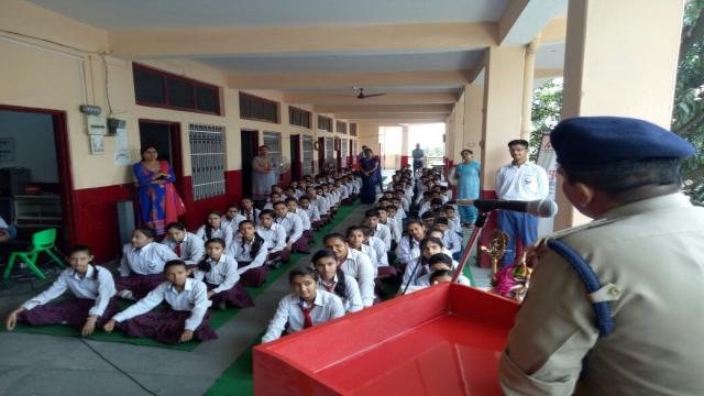 हमीरपुर के सुपर मैग्नेट पब्लिक स्कूल में हुई पुलिस की पाठशाला।
