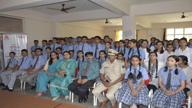 धर्मशाला के अचीवर्स हब पब्लिक स्कूल में हुई पुलिस की पाठशाला।