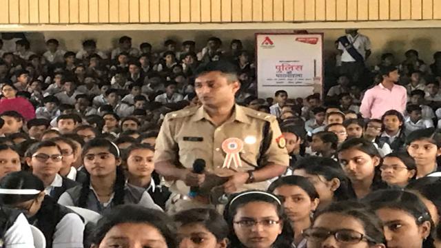 आगरा के गायत्री पब्लिक स्कूल में हुई पुलिस की पाठशाला।