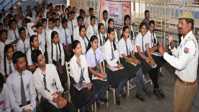 कानपुर के कृष्णा फाउंडेशन एकेडमी में हुई पुलिस की पाठशाला।