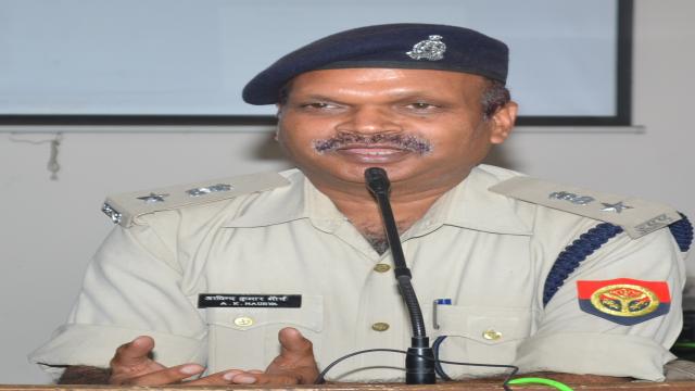 गाजियाबाद के सुंदरदीप इंस्टिट्यूट में पुलिस की पाठशाला का आयोजन।