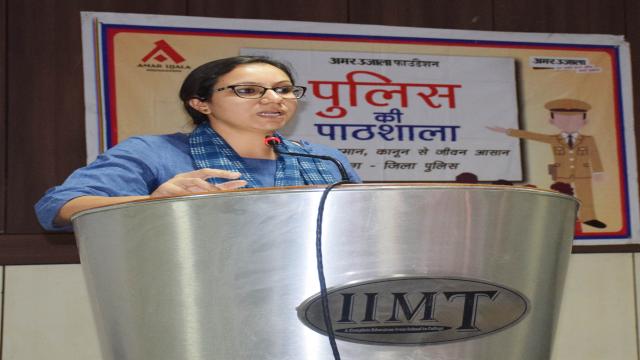 ग्रेटर नोएडा में पुलिस की पाठशाला का आयोजन।