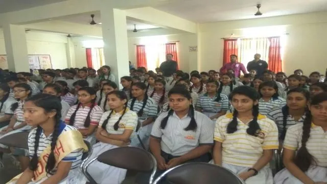 कानपुर के दुर्गा प्रसाद विद्या निकेतन में हुई पुलिस की पाठशाला।