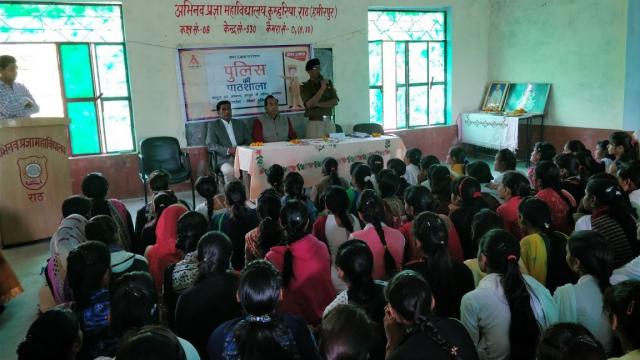 हमीरपुर के अभिनव प्रज्ञा में हुई पुलिस की पाठशाला