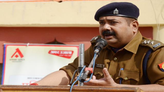 नोएडा के महर्षि विद्या मंदिर में हुई पुलिस की पाठशाला
