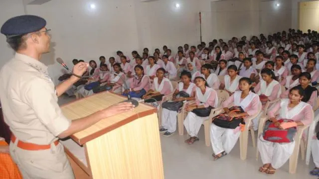 प्रतापगढ़ के पी.बी.पी.जी. कॉलेज में हुई पुलिस की पाठशाला