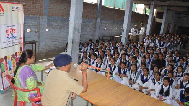 वाराणसी के ए.ओ. मुस्लिम गर्ल्स इंटर कॉलेज में हुई पुलिस की पाठशाला