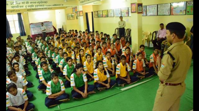 हल्द्वानी के महर्षि विद्या मंदिर सीनियर सेकेंडरी स्कूल में हुई पुलिस की पाठशाला