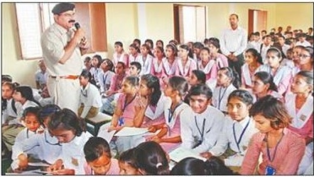 नोएडा के सरस्वती बाल मंदिर इंटर कॉलेज में हुई पुलिस की पाठशाला