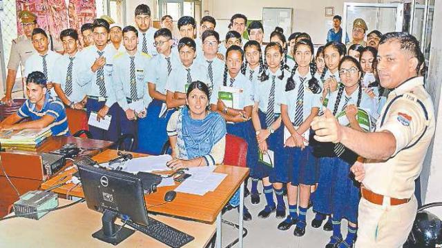 देहरादून के यूनिवर्सल एकेडमी के बच्चों ने किया पुलिस कंट्रोल रूम का भ्रमण