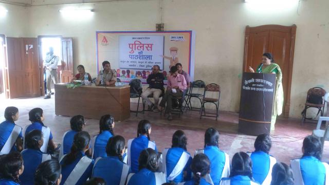 वाराणसी के अग्रसेन कन्या इंटर कॉलेज में हुई पुलिस की पाठशाला